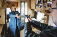 "Kommissarin Lucas - Finale Entscheidung": Kommissarin Lucas (Ulrike Kriener) und ihr alter Kollege Wolfram Truss (Rainer Bock) richten ihre Waffen aufeinander. (nah/spot)