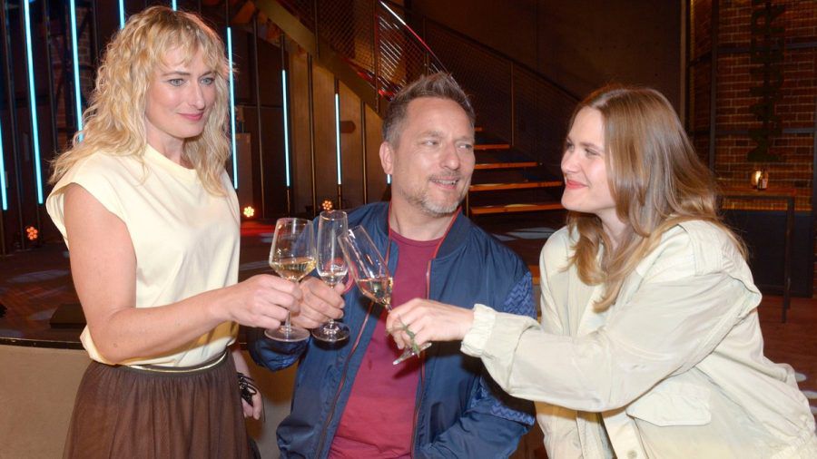 Sie wird ihre Kollegen vermissen: Laura Lippmann (r.) in einer Szene mit Eva Mona Rodekirchen und Lars Pape. (ae/spot)
