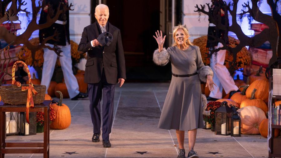 Joe und Jill Biden begrüßen Kinder und Familien für ein gemeinsames Halloween. (nah/spot)