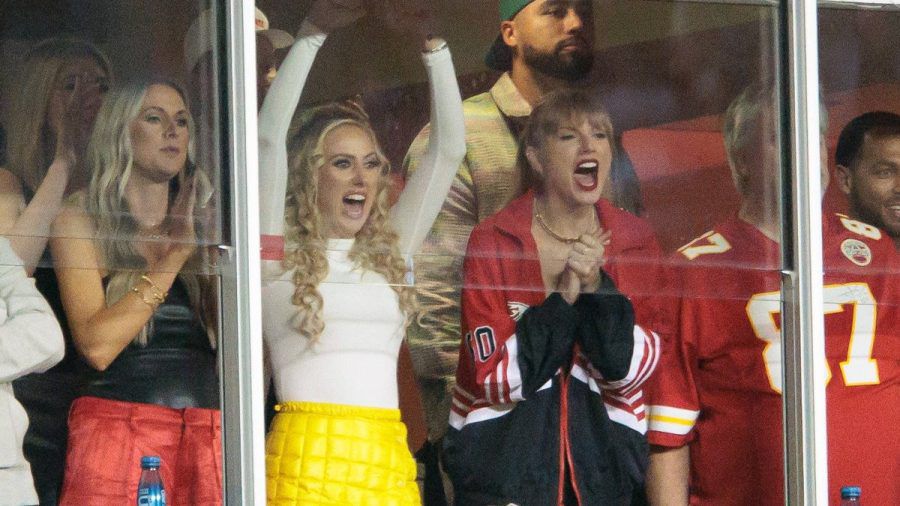 Voller Einsatz von Taylor Swift (r.) und Spielerfrau Brittany Mahomes. (stk/spot)