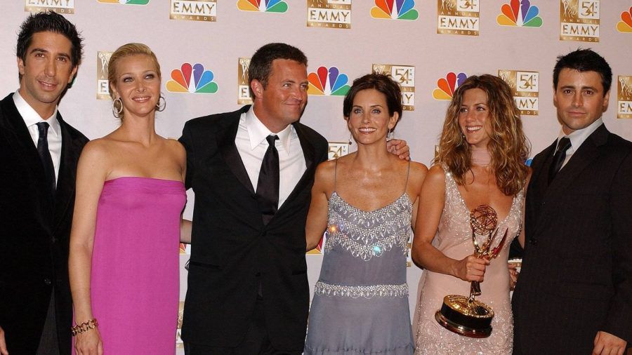 Alle "Friends"-Stars bei den Emmy Awards im Jahr 2002 v.l.n.r.: David Schwimmer, Lisa Kudrow, Matthew Perry, Courteney Cox, Jennifer Aniston und Matt LeBlanc. (dr/spot)