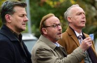 "München Mord: Der gute Mann vom Herzogpark": Helmut Zangel (Christoph Süß, r.) begleitet seine Kommissare Harald Neuhauser (Marcus Mittermeier, l.) und Ludwig Schaller (Alexander Held, M.) in die Villa des Verdächtigen Dr. Schön. (nah/spot)