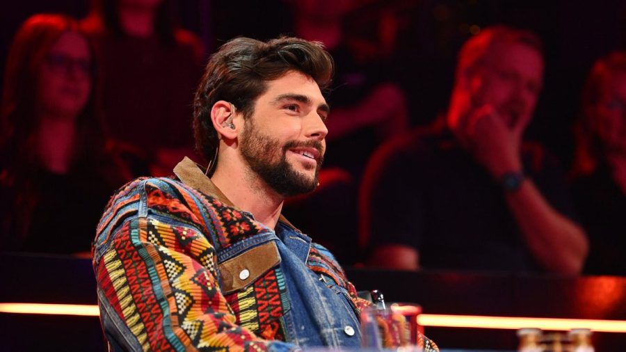 Alvaro Soler bereichert in der neuen "The Masked Singer"-Staffel das Rateteam. (wue/spot)