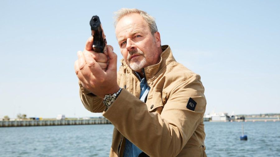 Das Ostsee-Örtchen Küstritz scheint nur auf dem ersten Blick idyllisch - Kommissar Harry Stein (Till Demtrøder) muss immer wieder von der Schusswaffe Gebrauch machen. (tj/spot)