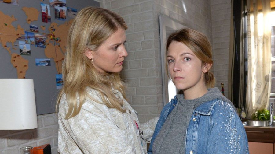 "Sturm der Liebe": Alicia (l.) kann sich Lillys Stimmungstief nicht erklären. (cg/spot)