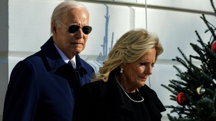 Das Präsidentenpaar Jill und Joe Biden auf dem Weg zur Gedenkfeier für Rosalynn Carter. (stk/spot)