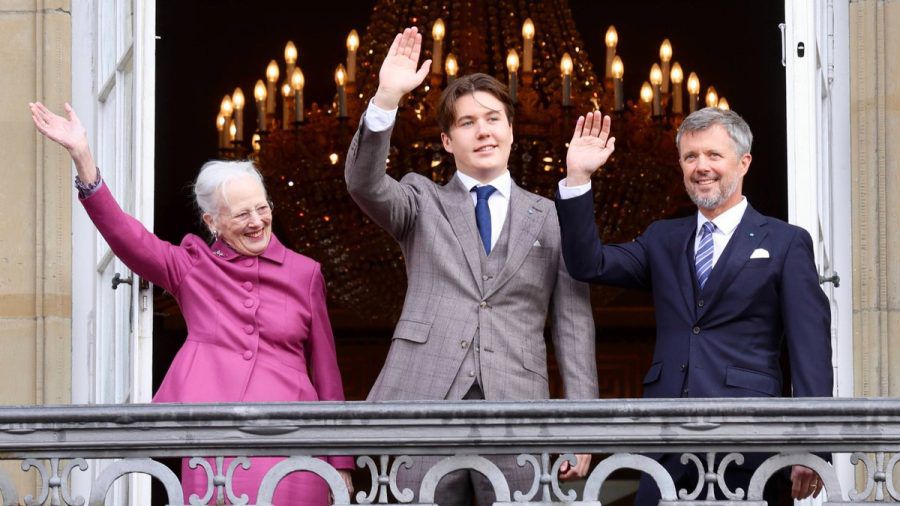 Prinz Christian von Dänemark (Mitte) mit Königin Margrethe II. und seinem Vater Kronprinz Frederik. (jom/spot)