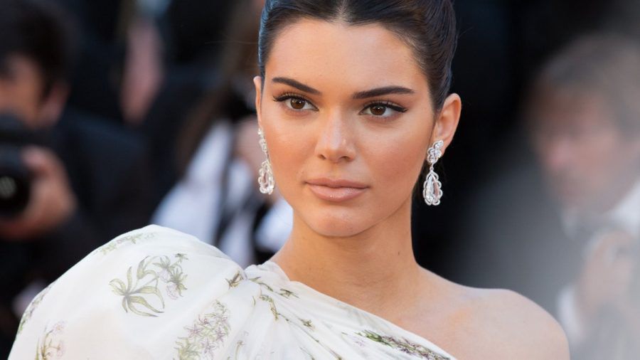 Model Kendall Jenner ist 28 geworden - und feiert mit gleich vier Geburtstagstorten. (lau/spot)