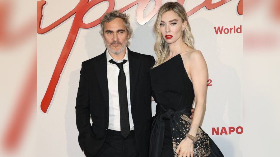 Die Stars des Films, Joaquin Phoenix und Vanessa Kirby, posieren Arm in Arm auf dem roten Teppich. (ae/spot)