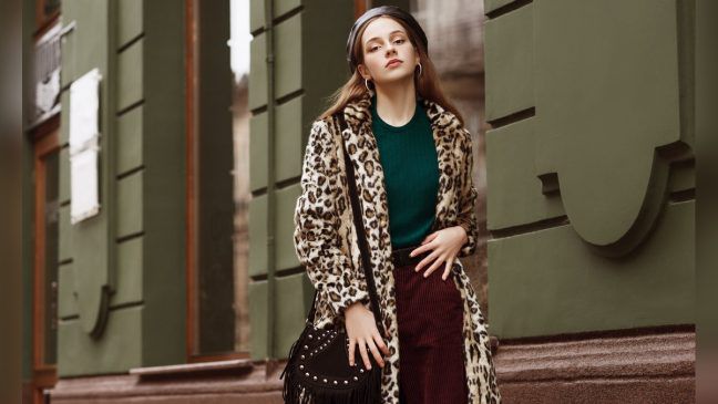 Die Farbe Grün, Cordhose, Fransentasche und Mäntel im Leoparden-Print - alles Kleidungsstücke, die aktuell im Trend liegen. (eee/spot)