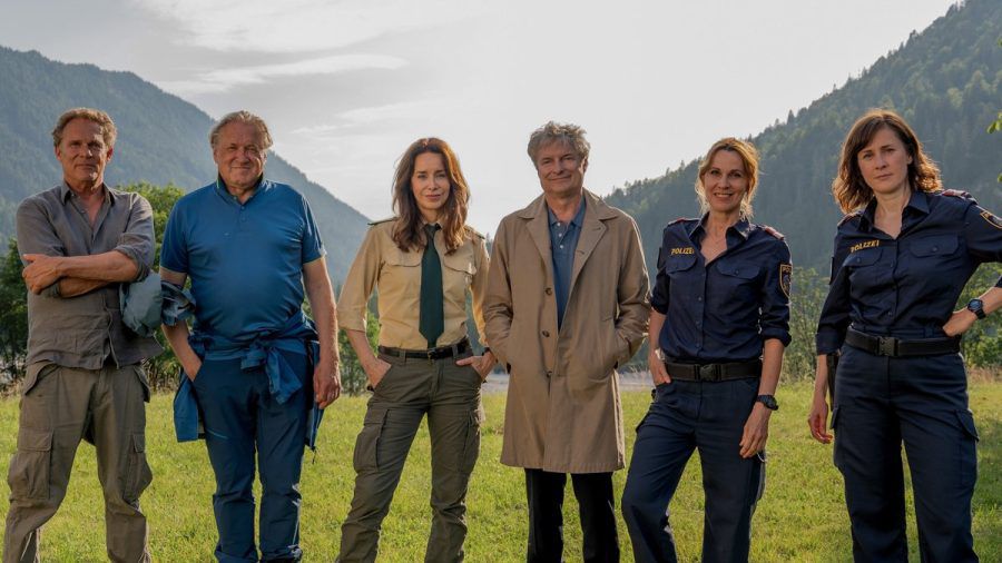 Im Bild v.l.n.r. Franz Hubert (Christian Tramitz), Reimund Girwidz (Michael Brandner), Sabine Kaiser (Katharina Müller-Elmau), David Pichler (Alfred Dorfer), Susanne Gabler (Doris Schretzmayer), Franziska Haas (Marlene Morreis). (juw/spot)