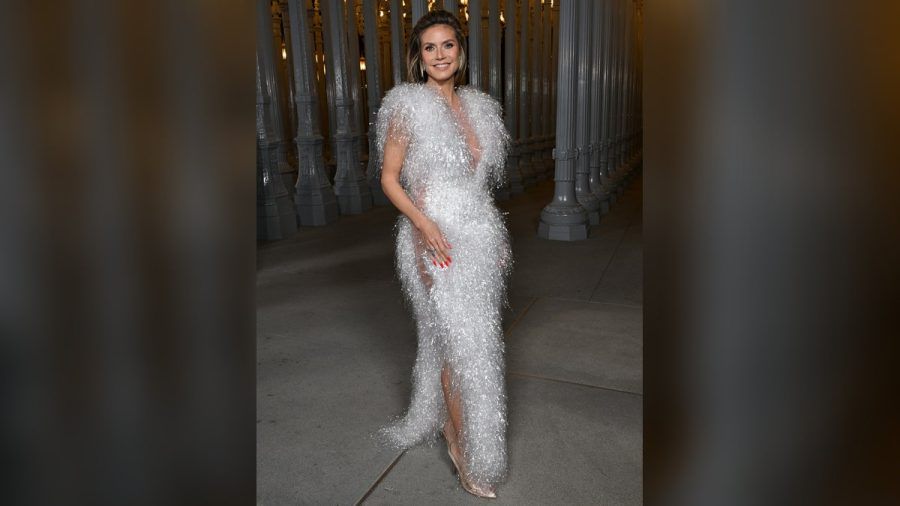 In diesem funkelnden Glitzer-Kleid zog Heidi Klum bei der LACMA Gala die Blicke auf sich. (the/spot)