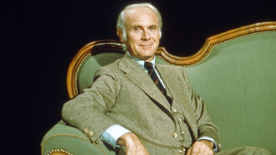 Loriot auf seinem ikonischen Biedermeier-Sofa, von dem aus er mit feinsten Manieren Fernsehgeschichte schrieb. (tj/spot)