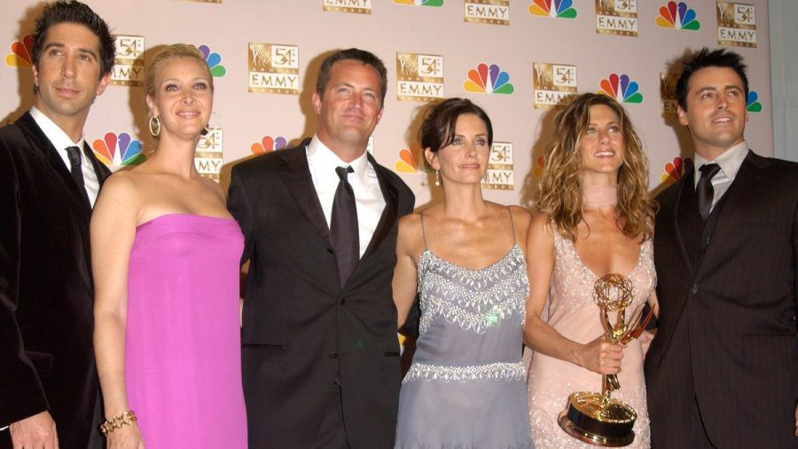 Seine ehemaligen "Friends"-Co-Stars David Schwimmer, Lisa Kudrow, Courteney Cox, Jennifer Aniston und Matt LeBlanc (v.l.) nahmen am Freitag von Matthew Perry (2.v.l.) Abschied. (eee/spot)