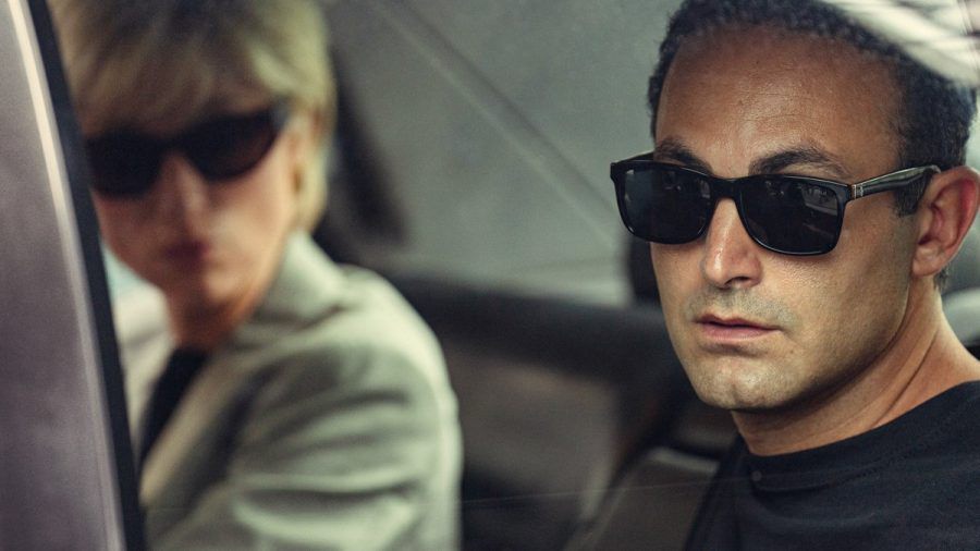 Ein Foto von "The Crown" zeigt Elizabeth Debicki als Diana und Khalid Abdalla als Dodi Al-Fayed in einem Auto. (hub/spot)