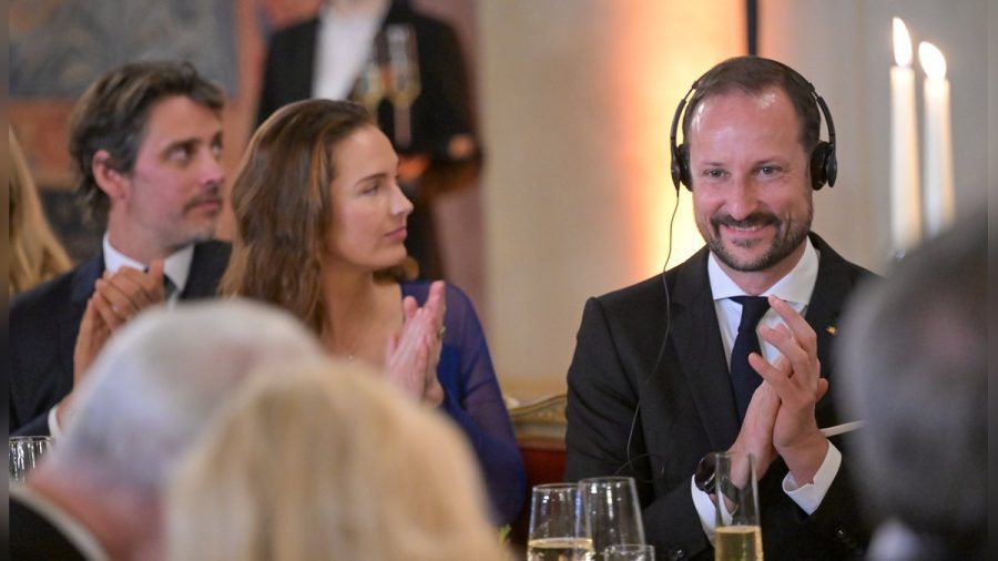 Kronprinz Haakon von Norwegen guter Laune beim Dinner in der Residenz. (ili/spot)