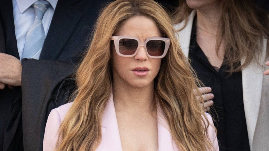 Shakira am 20. November 2023 mit Anwälten vor dem Gericht in Barcelona. (lau/spot)