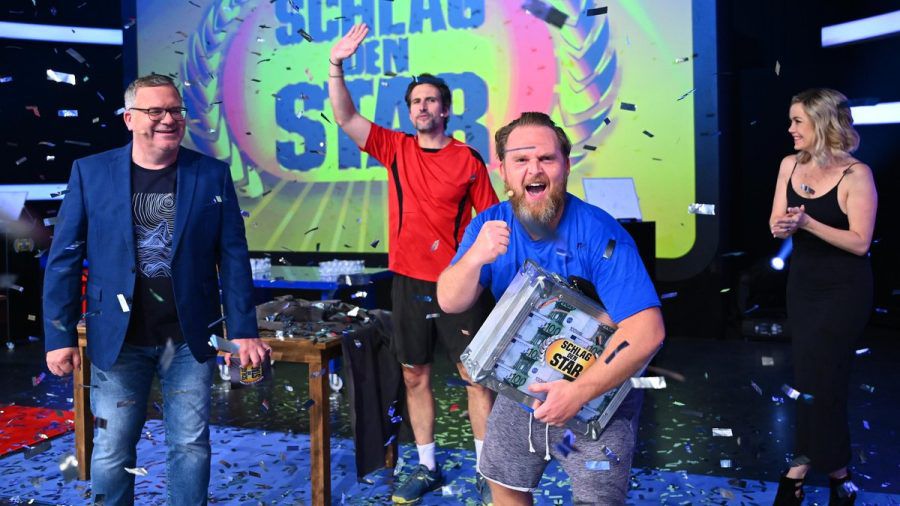 Axel Stein zelebriert seinen Sieg bei "Schlag den Star". (eee/spot)