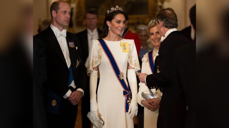 Prinzessin Kate mit weißer Robe und Tiara. (hub/spot)