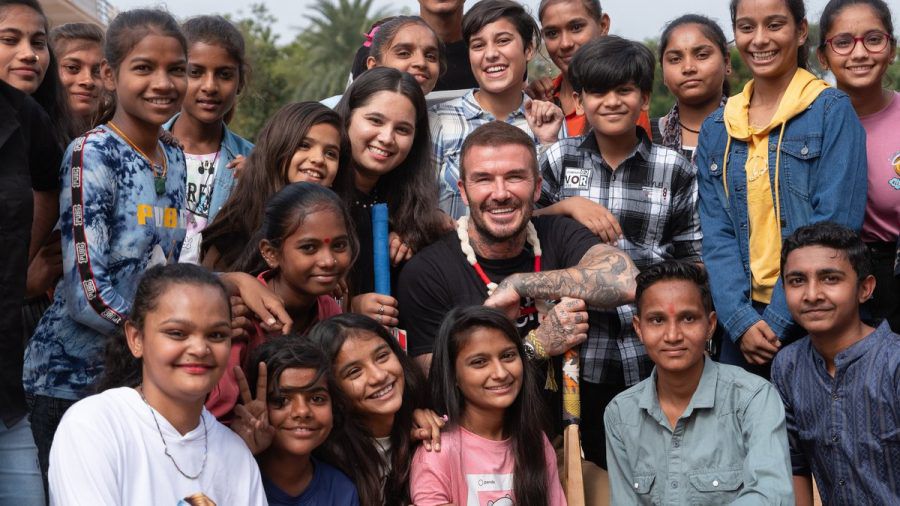 David Beckham posiert mit Jugendlichen im indischen Gujarat. (ncz/spot)