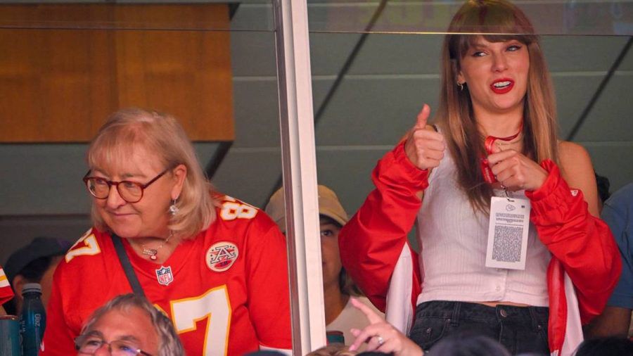 Donna Kelce (l.) mit Taylor Swift bei einem Spiel ihres Sohnes Travis Kelce. (smi/spot)