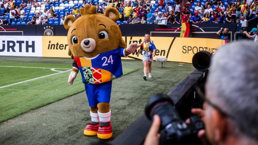 Das EM-Maskottchen wurde am 20. Juni in Deutschland vorgestellt und trägt den Namen Albärt. (stk/spot)