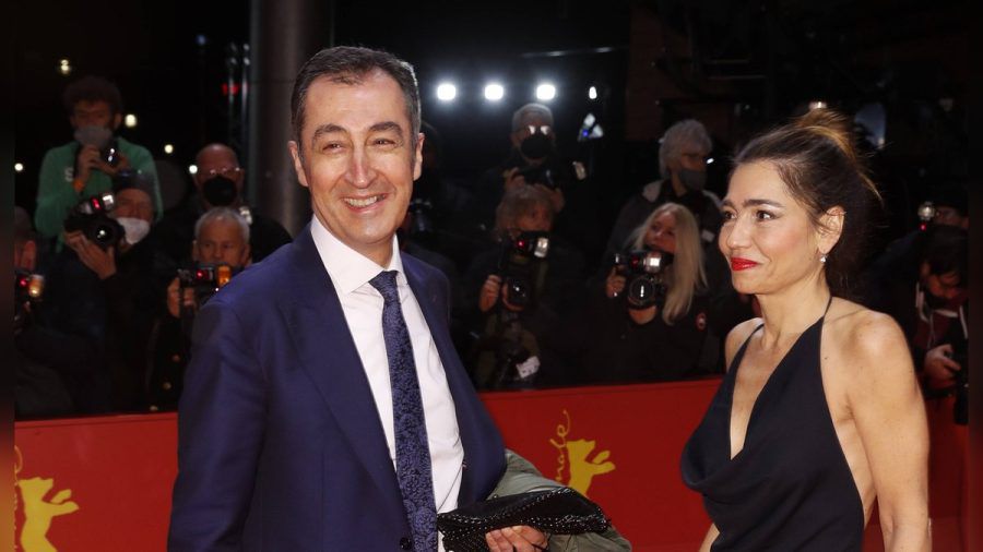 Cem Özdemir und Ehefrau Pia Castro auf dem roten Teppich der Berlinale 2022. (hub/spot)