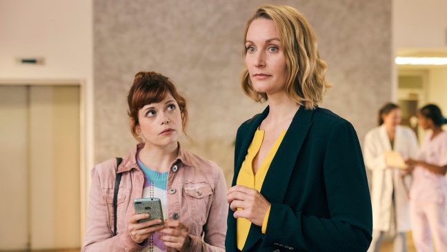 "Die Heiland - Wir sind Anwalt: Kompromisslos": Romy Heiland (Christina Athenstädt, r.) und Tilly Vogel (Sina Reiß) versuchen in der Klinik an interne Informationen zu gelangen. (cg/spot)