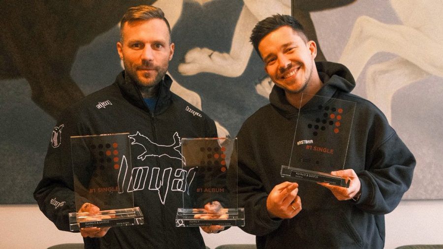Kontra K (l.) und Nico Santos präsentieren ihre "Nummer 1 Awards" der Offiziellen Deutschen Charts. (wue/spot)