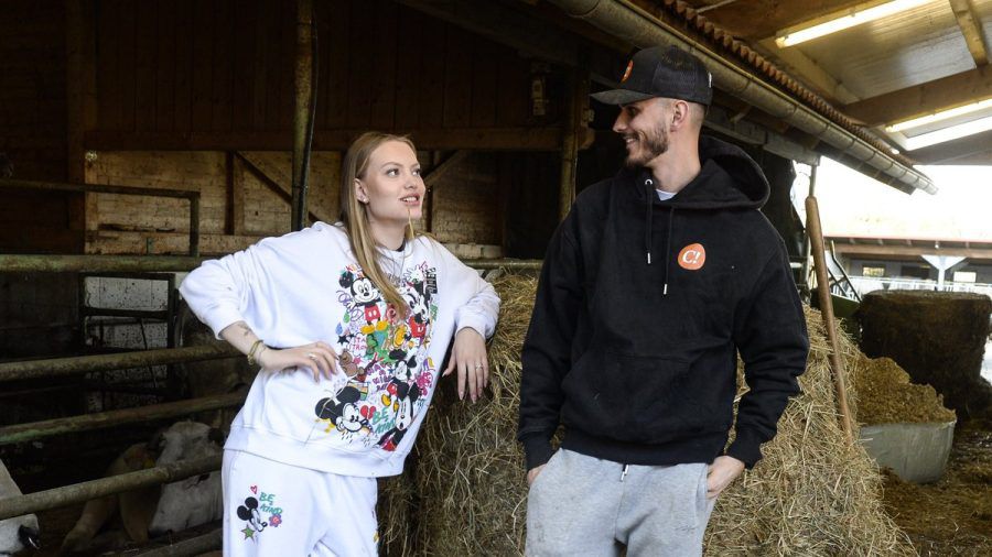 Cheyenne und Nico laden auf ihren Hof. (smi/spot)