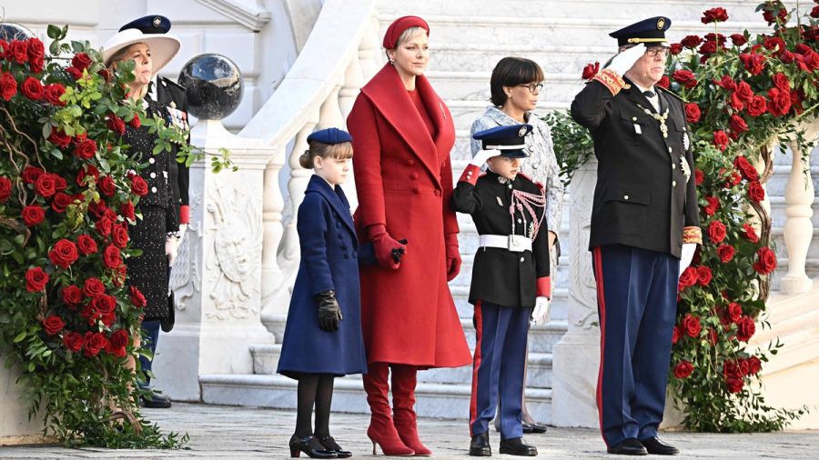 Modebewusstsein auf der einen und Pflichtbewusstsein auf der anderen Seite: Fürstin Charlène und Fürst Albert II. mit den gemeinsamen Kindern. Im Hintergrund: Alberts Schwester Stéphanie von Monaco. (stk/spot)