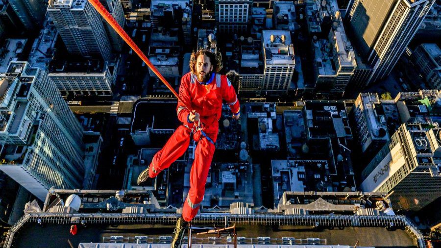 Jared Leto hängt am Empire State Building in New York. (hub/spot)