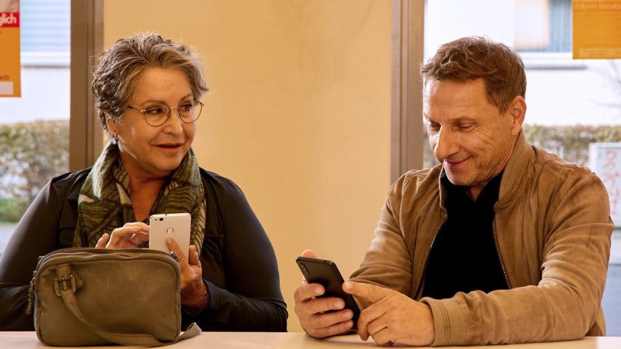 "Anna und ihr Untermieter: Wenn du träumst von der Liebe": Im "Digitalkurs für junge Alte" trifft Anna (Katerina Jacob) auf den charmanten Godehard (Richy Müller). (hub/spot)