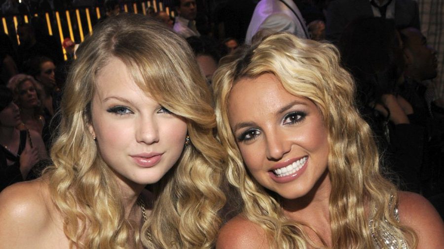 Britney Spears (r.) ist schwer begeistert von Taylor Swift - hier bei einem gemeinsamen Auftritt im Jahr 2008. (mia/spot)