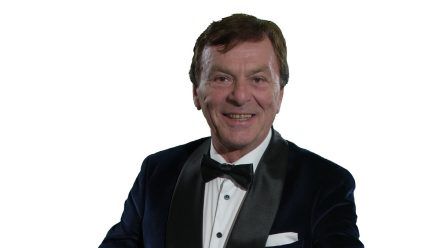 Er ist und bleibt der Prinz aus "Drei Haselnüsse für Aschenbrödel": Zum Filmjubiläum kommt Pavel Trávníček nach Dresden, wo das Märchen beim sechsten Großen Adventskonzert gefeiert wird. Karten gibt es bei allen bekannten Vorverkaufsstellen und über adventskonzert.de. (ae/spot)