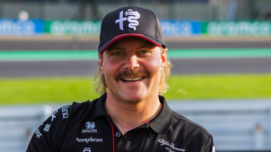 Formel-1-Star Valtteri Bottas hat für 2024 einen Nacktkalender herausgebracht. (mia/spot)