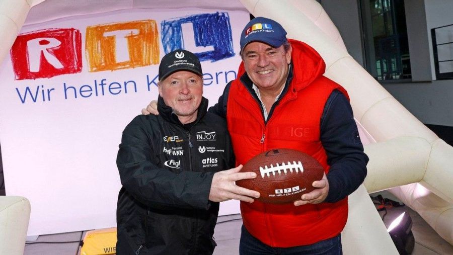Joey Kelly (l.) mit Wolfram Kons im Rahmen des "RTL-Spendenmarathons". (wue/spot)