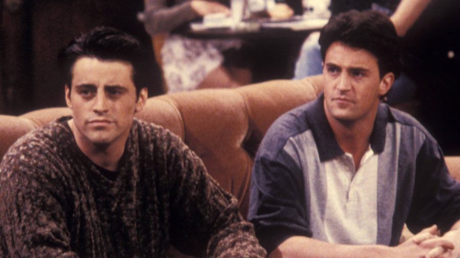 Matt LeBlanc (li.) und Matthew Perry in "Friends". (jom/spot)