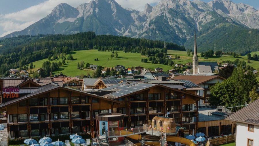 Das Örtchen Maria Alm mit Wallfahrtskirche, Bergmassiv und Kinderhotel. (dr/spot)
