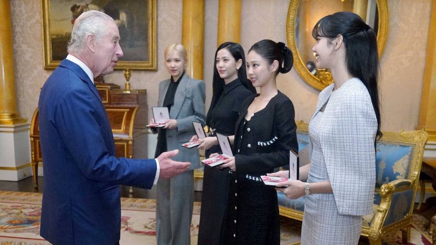 König Charles überreichte die Auszeichnung an die vier Girlband-Mitglieder im Buckingham Palast. (ae/spot)