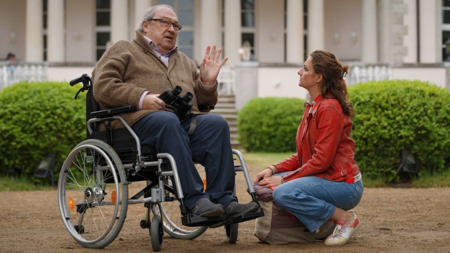 "Mit Herz und Holly": Dr. Holly Sass (Karoline Teska) im Gespräch mit Dr. Wernitz (Jaecki Schwarz). (ili/spot)