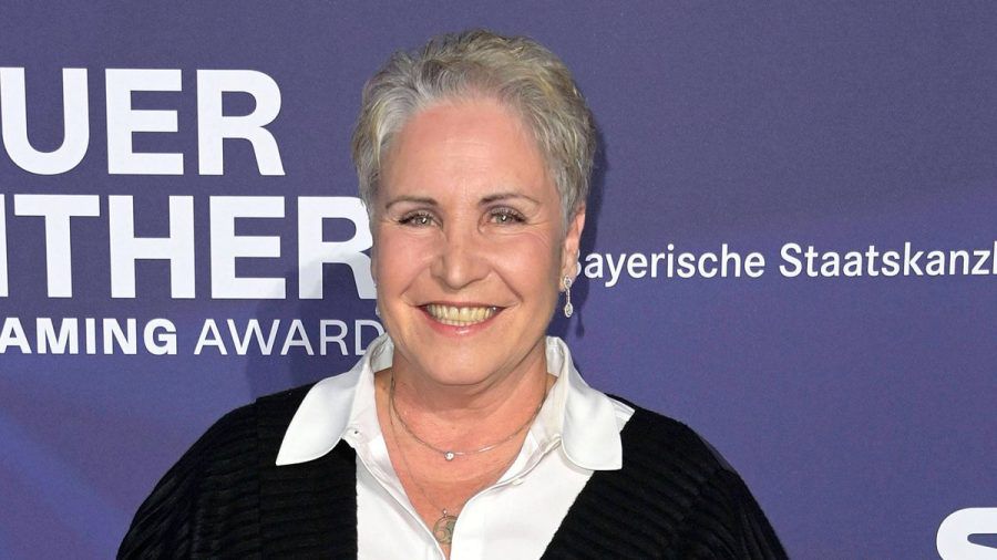 Bestens gelaunt besuchte Katerina Jacob die Verleihung vom "Blauen Panther" am 25. Oktober in München. (ae/spot)