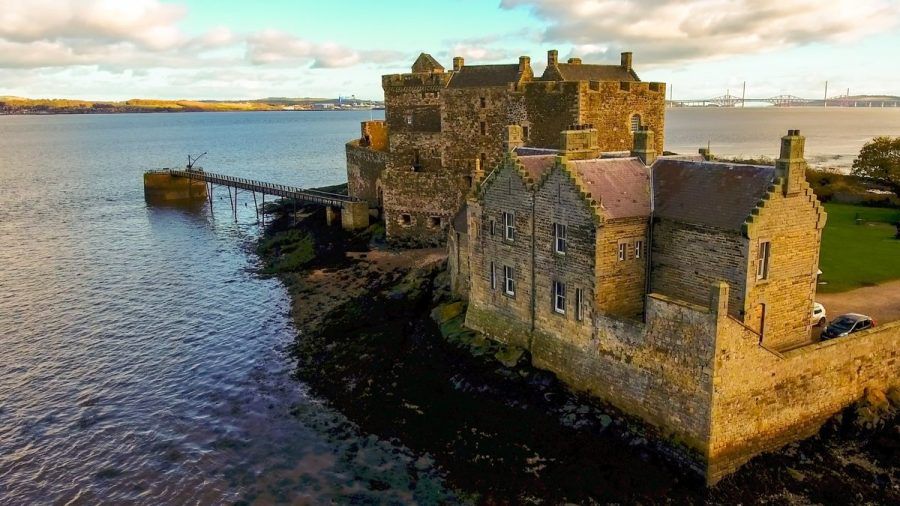 Blackness Castle in Schottland war schon Filmset für "Hamlet", "Ivanhoe" und zuletzt "Outlander" - und somit Reiseziel für die sogenannten "Set-Jetter". (elm/jmk/spot)