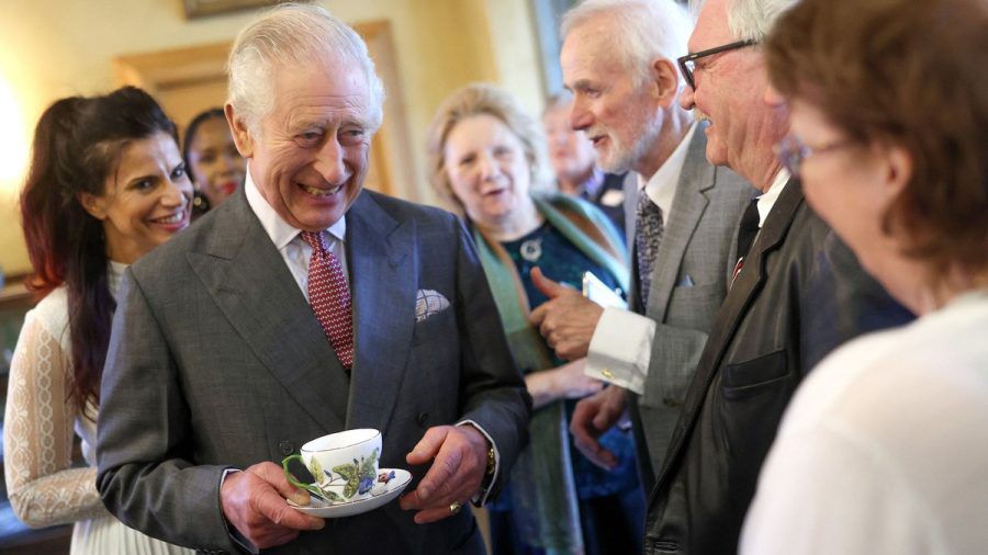 König Charles III. während einer Teeparty vor seinem 75. Geburtstag. (wue/spot)