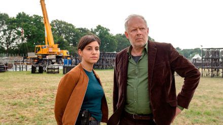 Die Kieler Kommissare Mila Sahin (Almila Bagriacik) und Klaus Borowski (Axel Milberg) im "Tatort: Borowski und das unschuldige Kind von Wacken". (eee/spot)