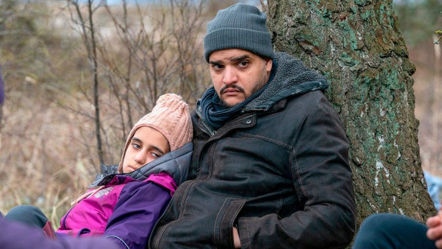 "Der Usedom-Krimi: Geburt der Drachenfrau": Ahmad Bashmani (Yasin El Harrouk) wartet mit seiner Tochter Amira (Valtina Simogy) und anderen Geflüchteten auf den Transporter. (cg/spot)