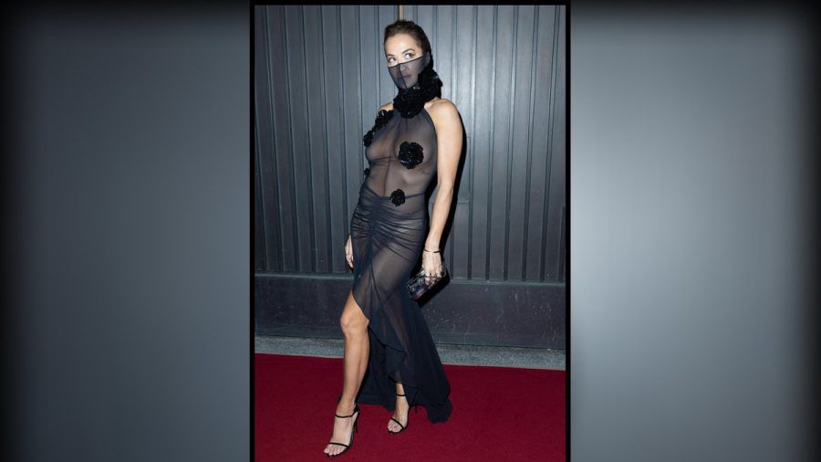 Für die "Vogue"-Party in London hatte Rita Ora ein sehr freizügiges Outfit gewählt. (ae/spot)