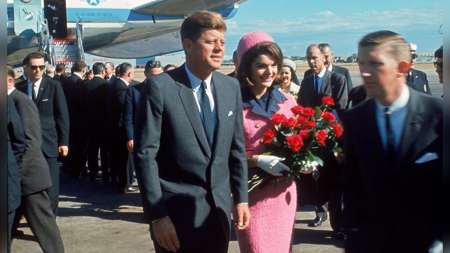 Nach außen führten sie eine Muster-Ehe, doch John F. Kennedy betrog seine Frau Jackie bei jeder sich bietenden Gelegenheit. Das Foto zeigt das Paar bei seiner Ankunft auf dem Flugplatz Love Field, Dallas. Nur wenige Stunden später wurde er ermordet. (ae/spot)