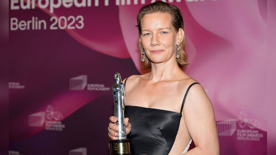 Sandra Hüller mit ihrem Europäischen Filmpreis. (jom/spot)
