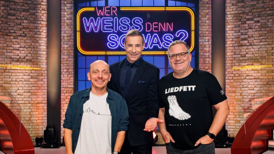 "Wer weiß denn sowas XXL": Moderator Kai Pflaume (M.) und die beiden Teamkapitäne Bernhard Hoëcker (l.) und Elton (r.) (cg/spot)